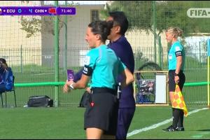 挑戰(zhàn)VAR失?。≈袊?guó)女足U17挑戰(zhàn)對(duì)手禁區(qū)手球，主裁回看后駁回