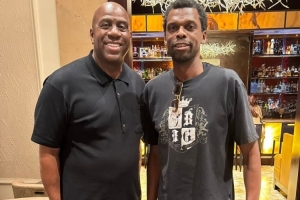 魔術(shù)師：在文班昨天大爆發(fā)前 我和他的父親費(fèi)利克斯共度時(shí)光