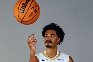 效率可以！普爾半場(chǎng)11中5砍全隊(duì)最高14分外加2助 三分4中2