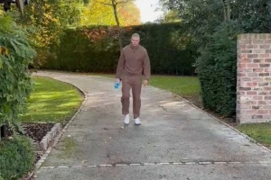 哈蘭德整活展示英超9月最佳球員獎(jiǎng)杯：適合散步的好天氣