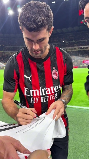 吳彥祖現(xiàn)場(chǎng)觀戰(zhàn)米蘭，賽前與普利西奇交流并獲贈(zèng)11號(hào)球衣