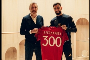 31歲B費將迎紅魔300場里程碑，曼聯(lián)官方曬照為其贈送紀念球衣