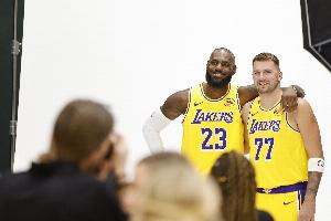 東契奇連續(xù)兩場(chǎng)40+ 上一位做到的湖人球員是2022年12月的詹姆斯