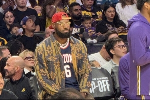 老父親的驕傲！詹姆斯身穿布萊斯大學(xué)6號(hào)球衣到場(chǎng)觀賽