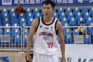 全力以赴！逄硯鈞的強硬球風奠定了廣州龍獅攻防兩端的底氣