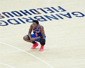 無礙！邁克-布朗：本可以重新?lián)Q上阿努諾比的 他只是抽筋了