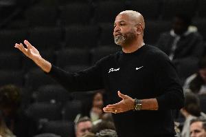 比克斯塔夫談應(yīng)對犯規(guī)麻煩：我們努力掌控混亂局面