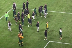 主場2-4不敵海牛，國安球員賽后謝場遭工體球迷大量噓聲