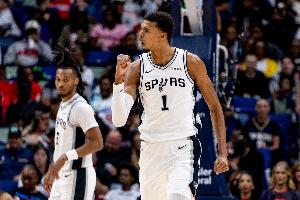 這就有點(diǎn)嚇人了！文班前兩個(gè)賽季僅1場(chǎng)失誤數(shù)為0 本賽季2場(chǎng)都是0