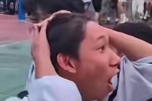 這球吹一輩子！中學(xué)生籃球班賽一學(xué)生面對貼防完成后場三分絕殺