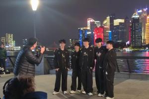 近期上海隨機地點刷新LOL職業(yè)選手?。烤W(wǎng)友偶遇HLE選手在外灘拍攝