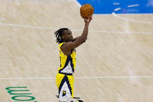 穩(wěn)定射手！內(nèi)史密斯11中5拿下15分1板1助1帽 次節(jié)獨(dú)得11分