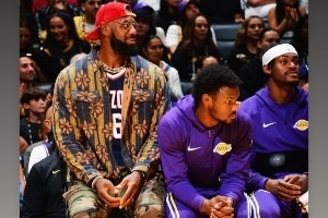 老父親的驕傲！詹姆斯曬出多張自己身穿小兒子布萊斯球衣觀賽照