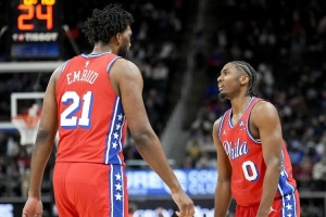 張佳瑋：2年前76人有恩比德&哈登&馬克西 老里是怎么輸給綠軍的？