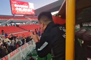 沖超成功！遼寧鐵人賽后花車巡游，主帥李金羽與球迷激情互動