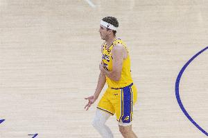 里夫斯開季前三場達成100+20+20 歷史第四人 比肩威少&77&大O