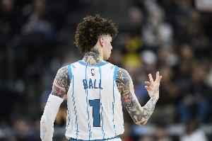 苦苦支撐！三球半場(chǎng)15中7&7罰7中砍23+7+4 首節(jié)轟下15分