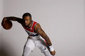 4次失誤略多！惠特摩爾10中4拿到10分4板2助1斷