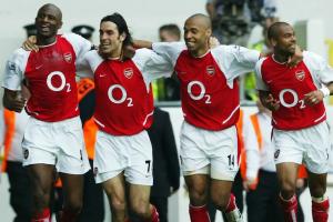 03/04賽季不敗阿森納開局：7勝2平23分，曼聯(lián)22切爾西20緊追不舍