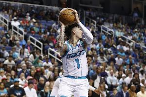 靠你一把抓！三球首節(jié)出戰(zhàn)11分鐘 9中5&三分5中2砍15分7板2助