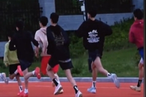 早上6點(diǎn)！U15跑操正當(dāng)時(shí) 青島男籃小伙子們沖沖沖！