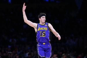 還得是我！詹東均缺陣時 里夫斯場均44+9+10&命中率53%/48%/98%