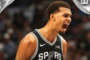 我得自降標(biāo)準(zhǔn)?。课陌噘惣厩叭龖?zhàn)至少100分15帽 NBA歷史首人