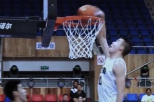 這扣籃頭快平筐了！張懿趙杰未來(lái)的上限會(huì)有多高？