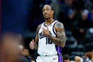 快給整哭了！德羅贊苦笑搖頭：22罰……罰球……罰球 后直接離席