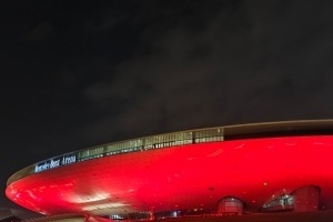 主持劉航曬梅賽德斯中心照為L(zhǎng)PL應(yīng)援：彩排結(jié)束 明天開(kāi)懟！