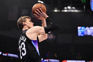 狀態(tài)好到離譜！馬爾卡寧首節(jié)10分鐘 4中3&罰球6中6轟下14分3板