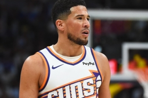 布克半場(chǎng)出戰(zhàn)18分鐘 8中2&6罰5中拿到10分3板6助 正負(fù)值-11