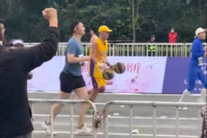 跑曼巴？濰坊馬拉松驚現(xiàn)身穿科比球衣拍雙球跑步的選手