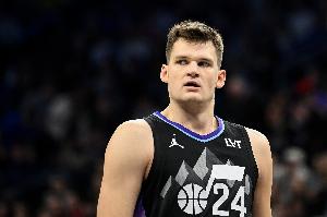 啥也會！凱斯勒半場7中5&三分2中1貢獻14分4板3助2帽