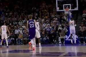 終于等到！吉萊斯皮點(diǎn)到籃板推反擊 布克雙手飛扣反超比分！