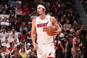 開季場(chǎng)均15.7分7板！哈克斯：休賽期我一直很健康 希望保持下去