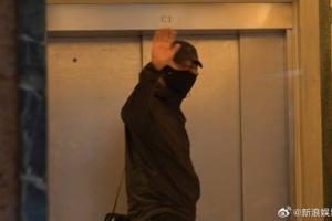 周潤(rùn)發(fā)看望許紹雄的照片曝光！身穿黑色衣服 向記者揮手