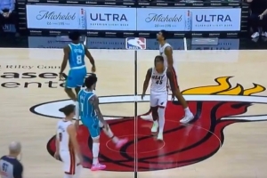 這松弛感沒誰了！三球秀腳法“直接”爆頭小米切爾 隊友看懵了