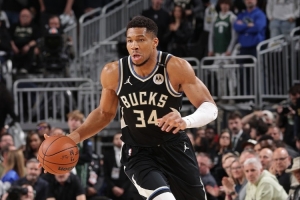 炸裂！字母哥賽季前4場場均36.3分14板7助1.3帽 投籃命中率69.5%