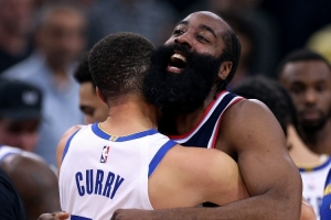 庫里：跳球前我像往常那樣指了指哈登 說了句“我們還在打呢”！