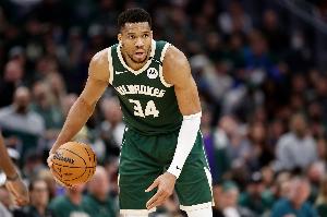 摧枯拉朽！字母哥22投16中砍下37分8板7助2蓋帽 正負值達+18