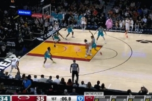 帥是真帥！哈克斯中路強(qiáng)突雙手滑翔暴扣 平拍在地很危險(xiǎn)！