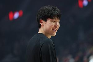 網(wǎng)友要?jiǎng)⒕S偉幫忙抱抱楊瀚森 劉維偉：抱過(guò)了 我們要相信他沒(méi)問(wèn)題