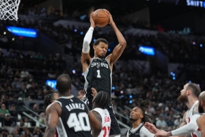 萊格勒：若文班能打70-75場(chǎng)比賽 那馬刺肯定是防守前5的球隊(duì)