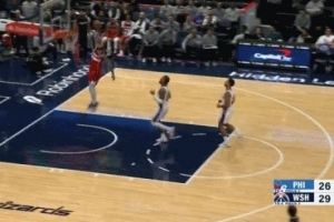 攻防建功！惠特摩爾搶斷反擊一條龍 起飛單臂暴扣