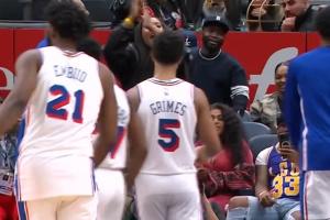 一蹦三尺高！76人加時反超 恩比德沖鋒進場慶祝！