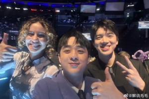 毛毛：跟大狗跑到隔壁解說臺(tái)找laure合影 多年lec觀賽老歐子認(rèn)證