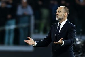 尤文此前已11次賽季中途換帥，98-99賽季安切洛蒂曾接替里皮