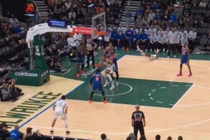 點燃主場！字母哥飛身大帽+二次進攻暴扣 大喊“這是我的地盤”