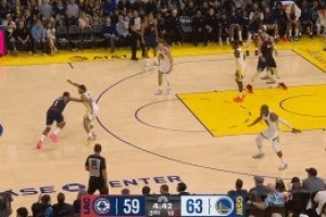 打不動(dòng)了？哈登連續(xù)運(yùn)球試圖突破 庫里緊貼直接搶斷！